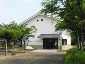 öffentliche Kurozuka Kofun Ausstellungshalle des Kreises Tenri 天理市立黒塚古墳展示館 hier kann man Himikos Bronzespiegel ansehen