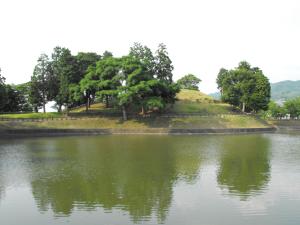 Kurozuka Kofun 黒塚古墳 in Yanagimoto 柳本 liegt in der Kreisstadt Tenri 天理 in der Präfektur Nara　奈良