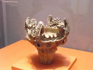besonders prachtvolles Exemplar einer Jomon Keramik aus dem Nationalmuseum in Tōkyō
